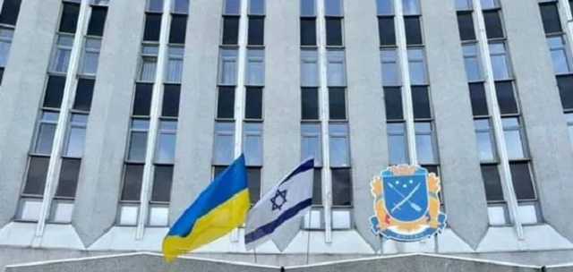 На здании горсовета Днепра в знак солидарности вывесили флаг Израиля