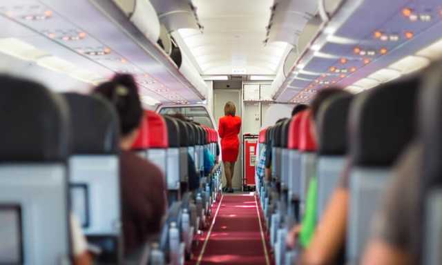 Стюардесу American Airlines побили під час рейсу через відмову прибрати сміття