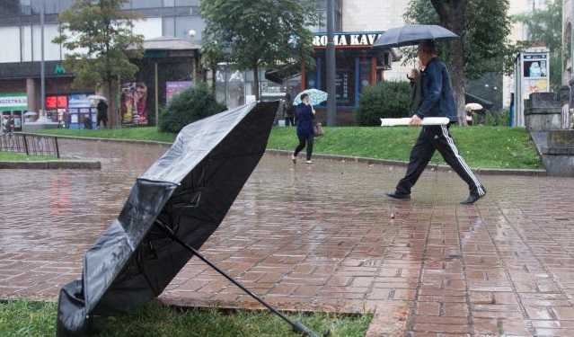 Подтопленные дворы, поврежденные крыши и отсутствие света: последствия непогоды в Украине