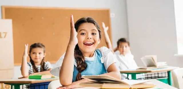 На Львовщине учитель заставила школьника съесть бумагу и угрожала отрезать палец