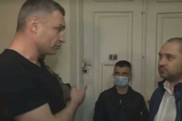 Маски-шоу в будинку Кличка. Стала відома мета візиту силовиків