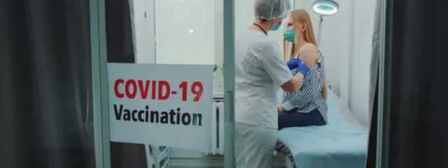 В США от COVID-19 полностью вакцинировали половину взрослого населения