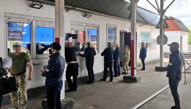 Выявлен чиновник-взяточник Госпогранслужбы: помогал беспрепятственно ввозить евробляхи в Украину