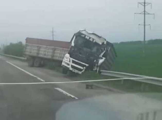 Разлетелись по кюветам: на трассе Харьков – Днепр столкнулась фура с автобусом