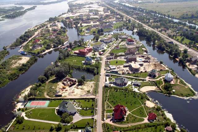 В Конча-Заспе массово выселяют ”бывших”