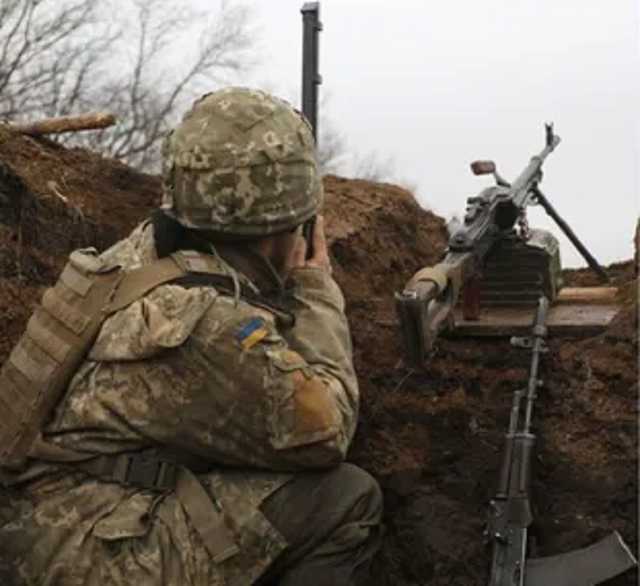 Три украинских воина ранены на Донбассе: ВСУ открыли огонь в ответ