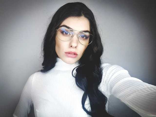 "Изнасилованную" участницу голой фотосессии в Дубае обвинили в вымогательстве денег