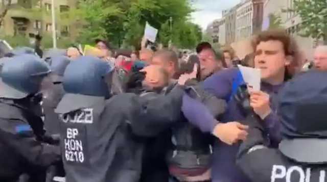 В Берлине акция протеста коронаскептиков переросла в конфликт с полицией