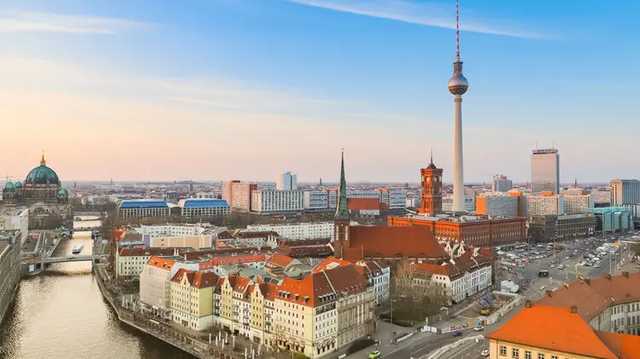 Германия постепенно смягчает карантин. В Берлине открылись летние террасы кафе и розничные магазины