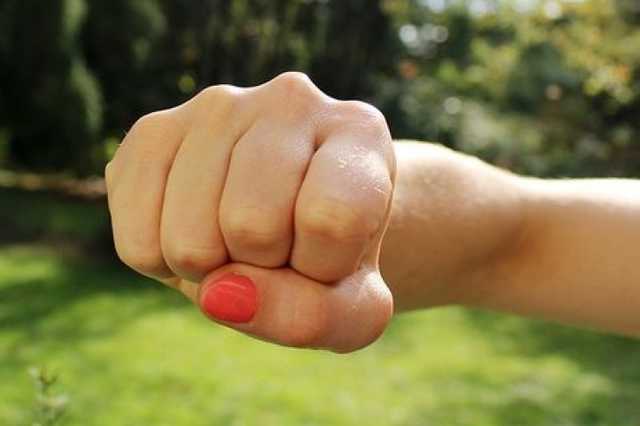 Под Киевом выпускница школы избила девочку-подростка