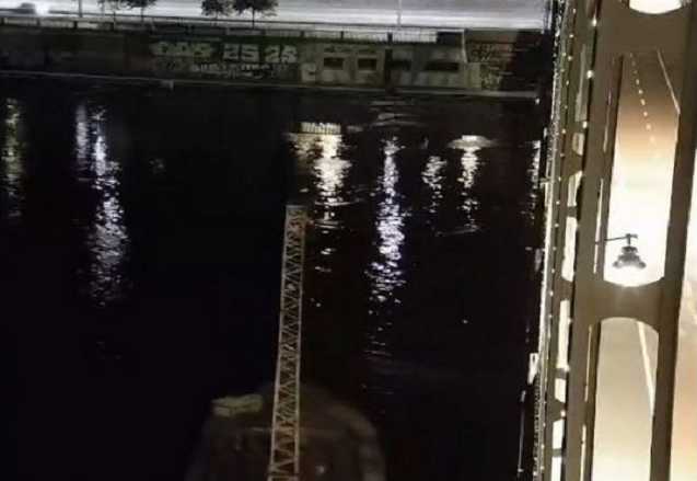 На Днепре ловили неуправляемую баржу