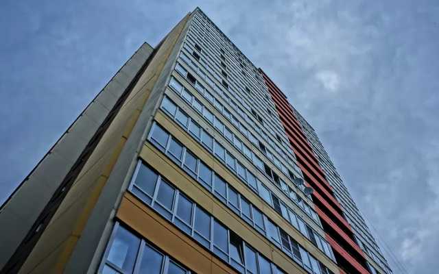 В Киеве патрульные спасали пожилого мужчину, стоявшего на карнизе балкона на 12 этаже