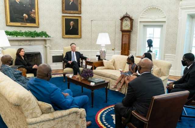 Байден встретился с семьей Джорджа Флойда