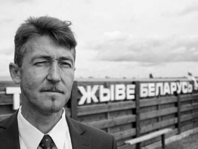 Умершего в тюрьме Беларуси политзаключенного похоронили с бело-красно-белым флагом