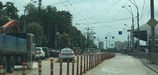 В Киеве прорвало водопровод: центральную улицу затопило кипятком