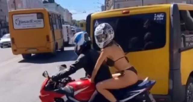 У центрі Рівного напівоголена дівчина їздила на мотоциклі