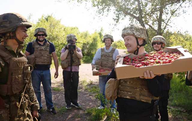 Порошенко вместо допроса в СБУ отправился с клубникой на передовую