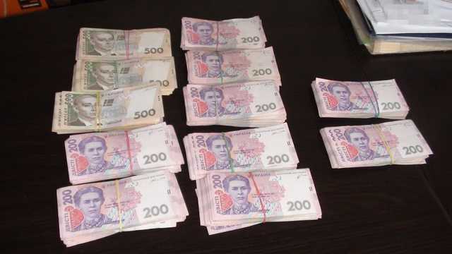 В Коломые два депутата и староста попались на взятке 200 тысяч гривен