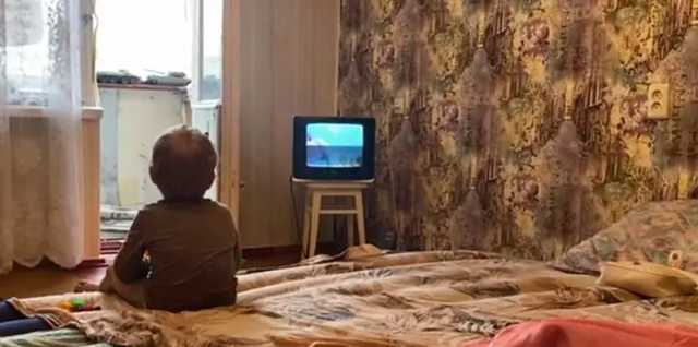 В Черкассах ребенок едва не выпал из окна, пока его мать занималась проституцией