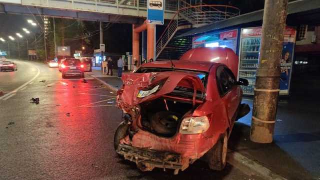 В Киеве Mercedes влетел в Kia: от удара седан вылетел на остановку