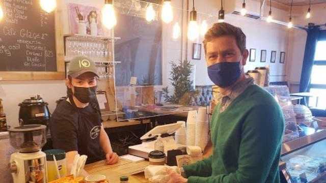 В Канаде политик помочился во время видеоконференции в кофейную чашку