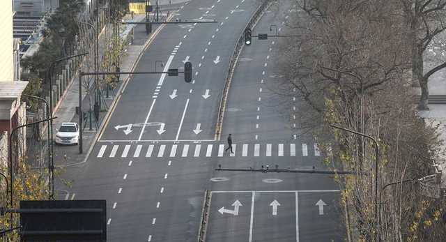 В Китае закрыли город из-за вспышки коронавируса: людям запрещено покидать дом