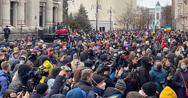 Под Офисом президента проходит акция в поддержку Стерненко