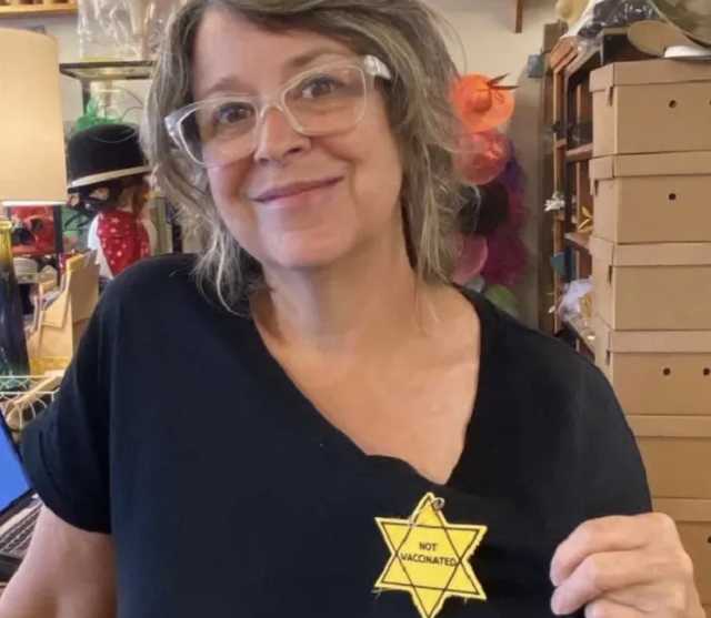 В США магазин угодил в скандал из-за желтых звезд Давида для невакцинированных