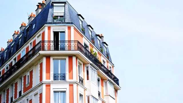 Накануне дня города в центре Киева обвалился на тротуар кусок балкона