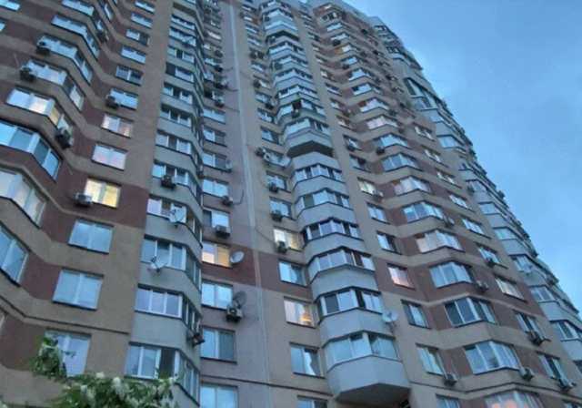 В Киеве из окна многоэтажки выпал мужчина