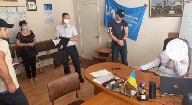 В Херсоне на “откатах” погорела менеджер телеканала ”Суспільне”