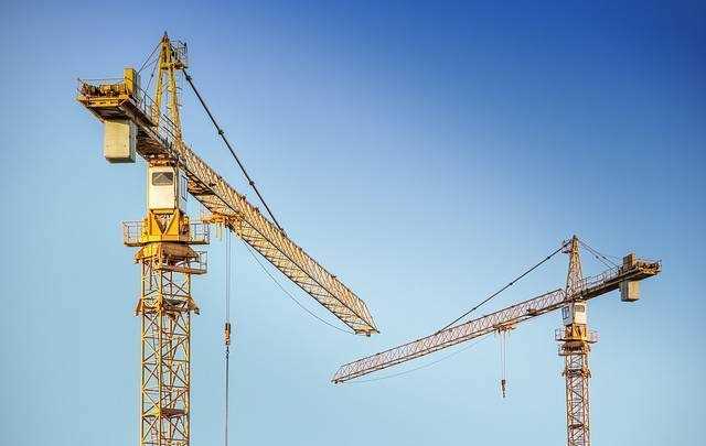 На стройплощадке в Черновцах упал подъемный кран, крановщик госпитализирован с травмами, - СМИ