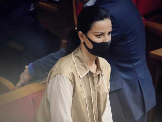 "Слуга народа" Дмитриева пришла на заседании парламента в рубашке за 28,5 тысяч