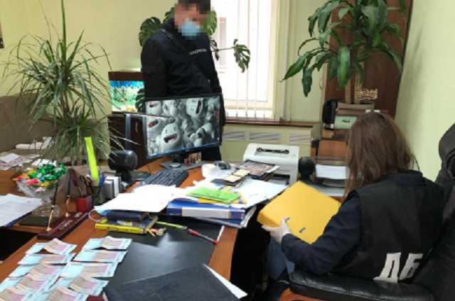 Судитимуть поліцейського, який за гроші допомагав колегам швидко оформлювати соцвиплати