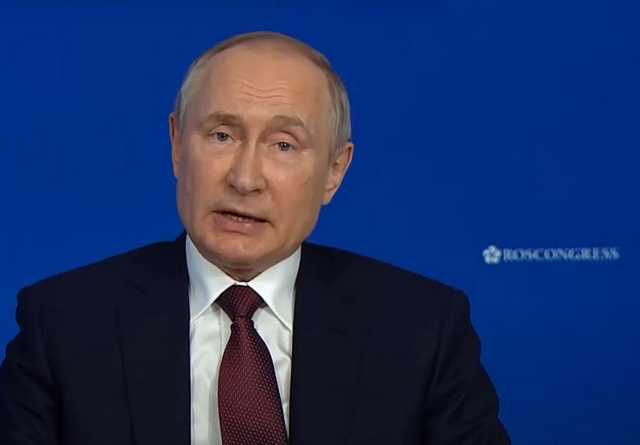 Путин: США уверенной походкой идут по пути СССР