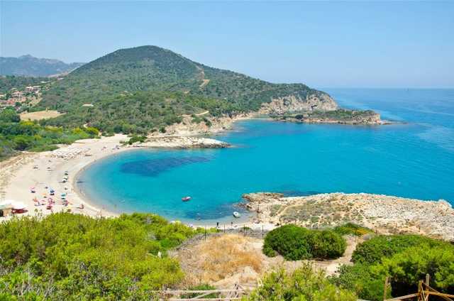 С пляжа на острове Сардиния туристы пытались украсть сотни кило песка и ракушек