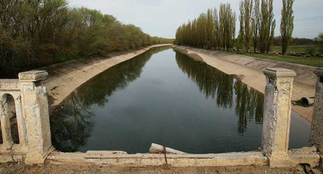Вода из Днепра начала поступать в Северо-Крымский канал