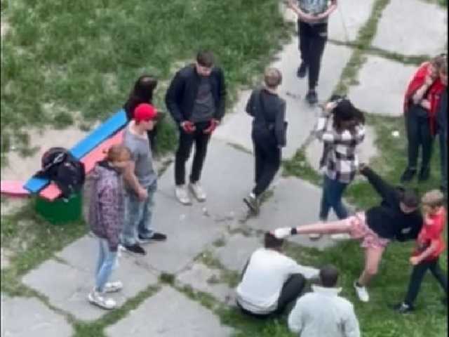 Тянул девочку в подвал: школьники устроили разборки с неизвестным мужчиной