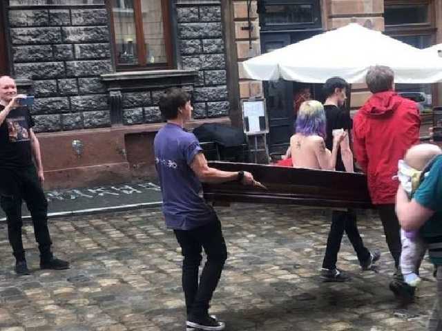 «Жаль родителей девочки-подростка»: стало известно, зачем по Львову носили голую девушку в гробу