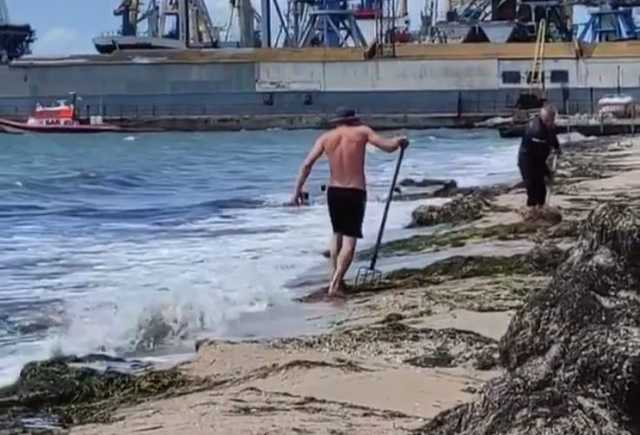 Жители Бердянска нашли "гениальный" метод очистки пляжа от водорослей