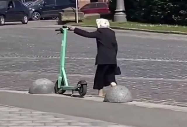 Бабуся у центрі Львова перевернула усі електросамокати