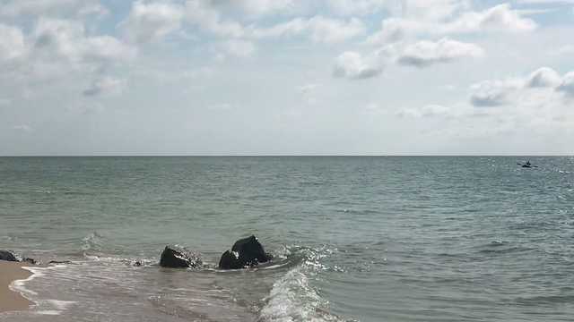 Холодная вода и "заоблачные" цены: курортная Кирилловка неприятно удивила туристов