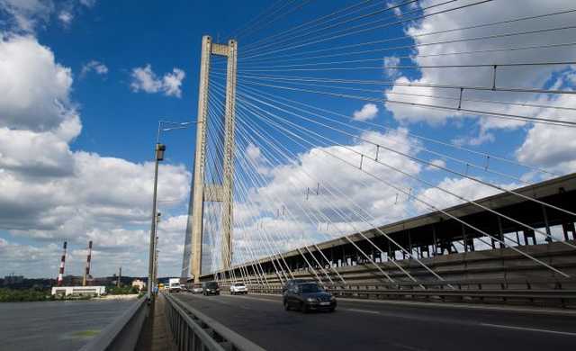На Южном мосту в Киеве столкнулись шесть автомобилей. Движение затруднено