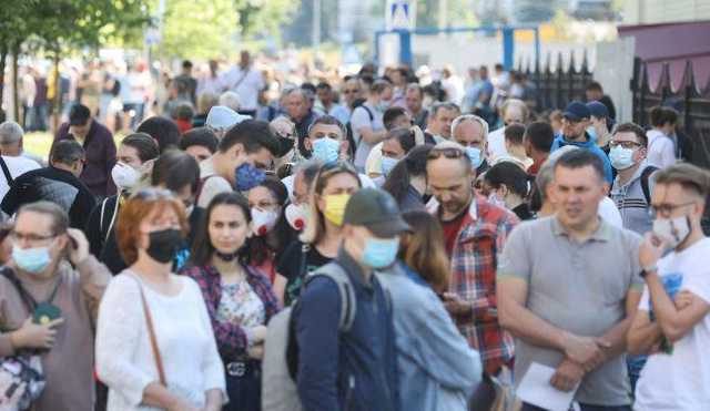 В очереди на вакцинацию в Киеве стоят сотни людей: какая ситуация в МВЦ