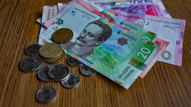 Доллар впервые в 2021 году стал дешевле 27 гривен