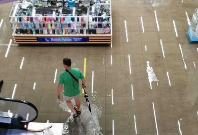 Воды по щиколотки: в Днепре затопило ТЦ Наша Правда