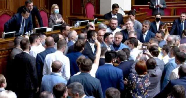 Драка в Раде: Тищенко не оставил Киве шанса и отбросил, как тряпку