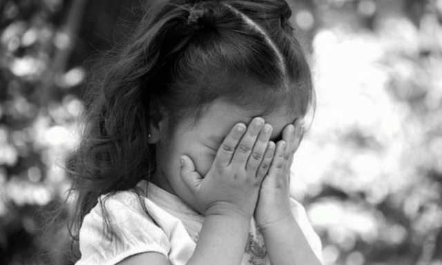 В Харькове мать жестоко издевалась над дочкой: чужой ребенок снял видео