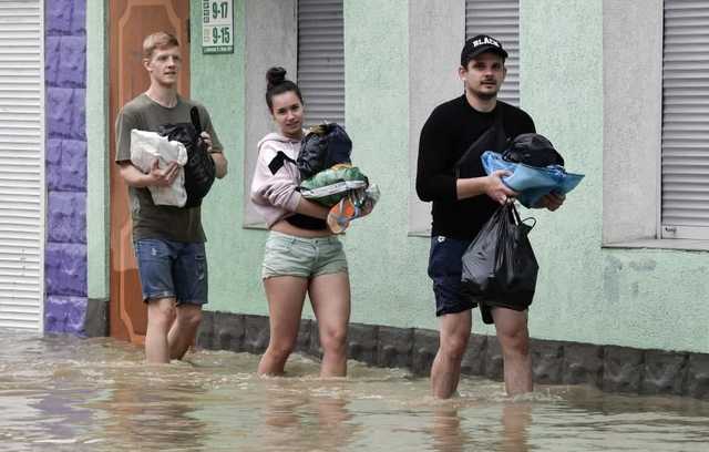 Затопленная Керчь: в Сети опубликованы фотографии и видео из города после ливня