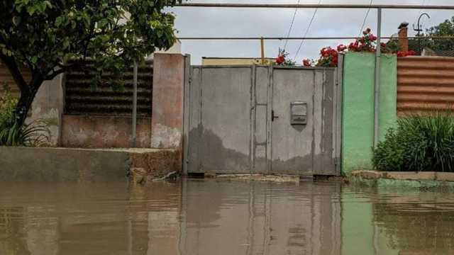 Люди переплывают улицы: в Крыму – режим чрезвычайной ситуации из-за сильных ливней